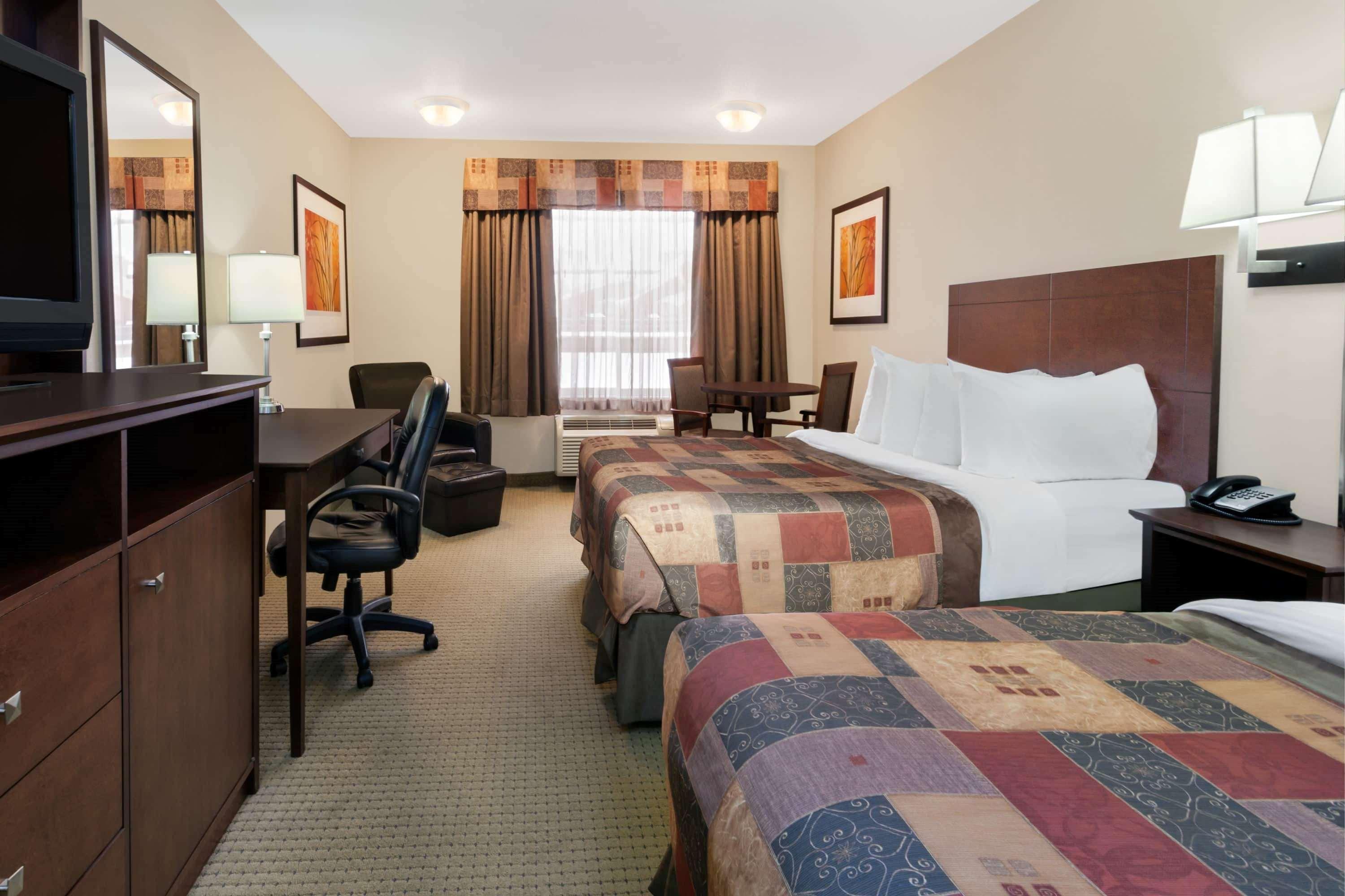 Hotel Ramada By Wyndham Weyburn Exterior foto