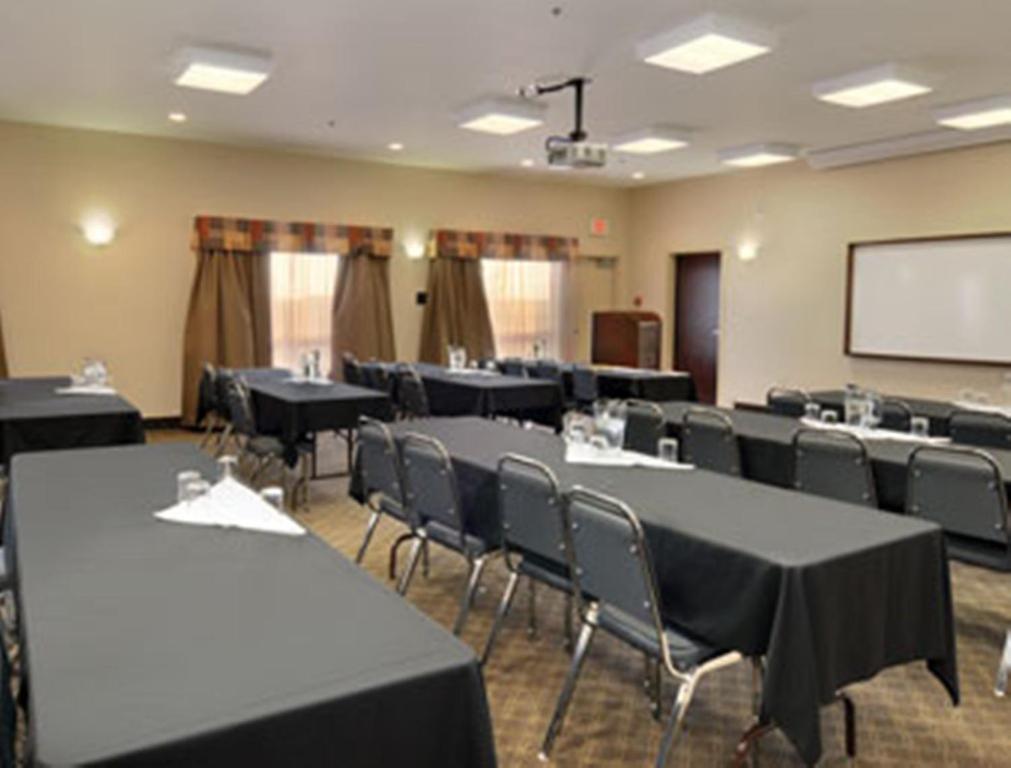 Hotel Ramada By Wyndham Weyburn Einrichtungen foto